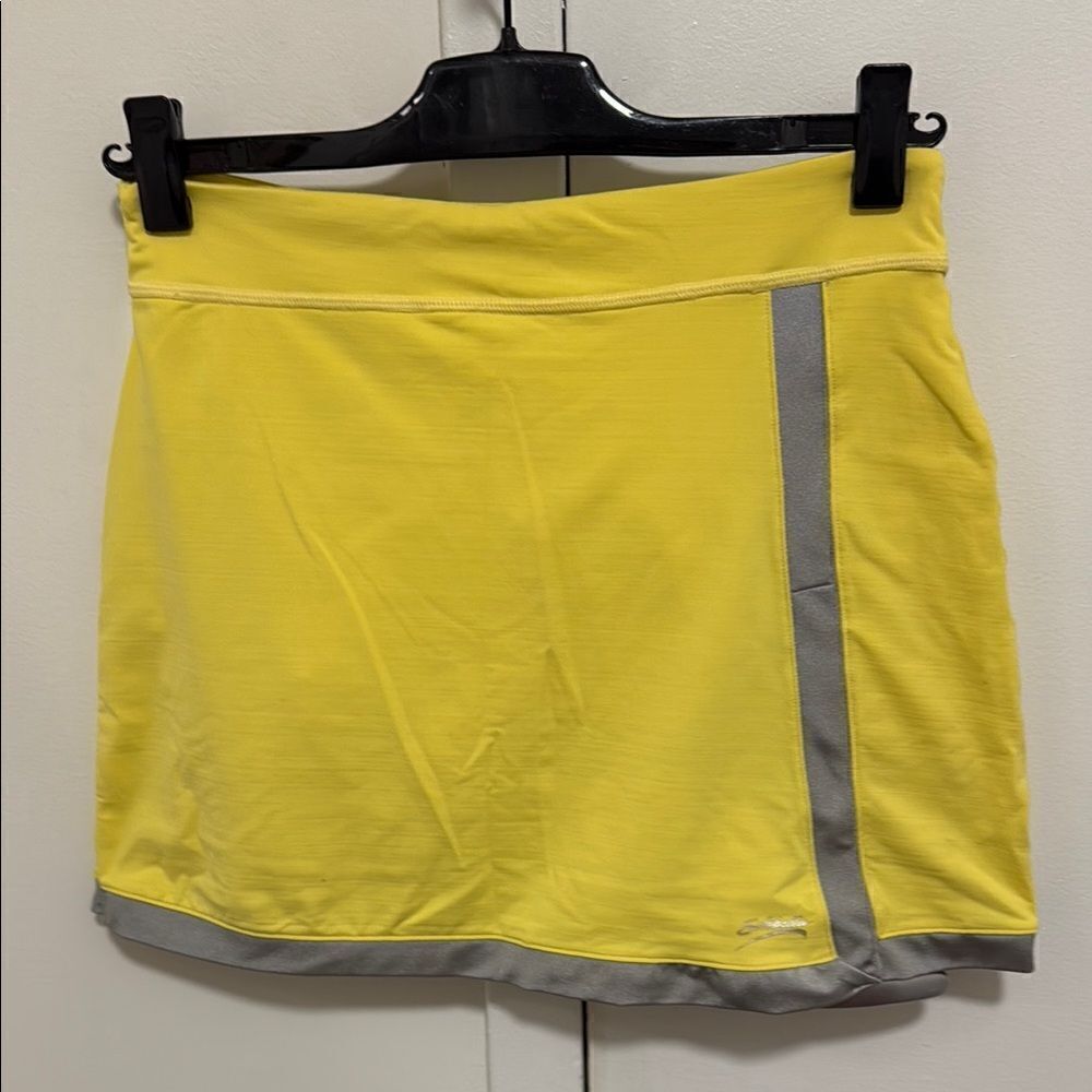 Sofibella  Wear UV Staple 15 in. Womens’ Golf/Tennis Skort. Yellow/Gray. Size S.